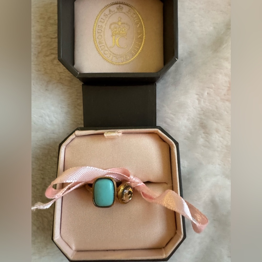 Elegant Gold and Turquoise Ring